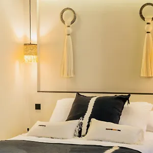 Host Le Lumiere Spa & Cinema Apartment